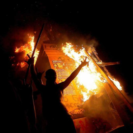 La estatua del general Manuel Baquedano arde durante una protesta contra Piñera el 6 de marzo. EFE/