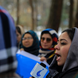 Mujeres y activistas afganas sostienen una pancarta durante una protesta en Kabul, Afganistán, el 12 de enero de 2022.