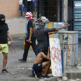 Un manifestante empuña una pistola en Caracas, Venezuela, este domingo. REUTERS/Andres Martinez Casares
