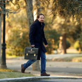 14/01/2020.- El vicepresidente español de Derechos Sociales y Agenda 2023, Pablo Iglesias, llega al Palacio de la Moncloa para asistir al primer Consejo de Ministros del Gobierno de coalición presidido por Pedro Sánchez, este martes en Madrid. EFE/ Emi