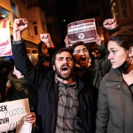 estudiantes turcos gritan consignas durante una protesta tras el suicidio de un estudiante