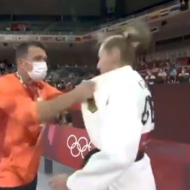 Captura del momento en el que la judoca alemana Martyna Trajdos es abofeteada por su entrenador antes de competir en Tokio. 