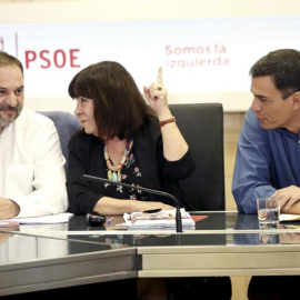 El secretario general del PSOE, Pedro Sánchez (d), la presidenta de la Comisión Ejecutiva Federal del PSOE, Micaela Navarro Garzón, y el secretario de la Organización federal, José Luis Ábalos (i). /EFE