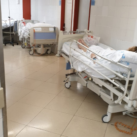 Una paciente espera ser ingresada en planta en los pasillos de la Urgencias del Hospital Gregorio Marañón de Madrid. CCOO