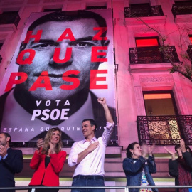 Pedro Sánchez celebra la victoria, puño en alto.   ELISE GAZENGEL / CTXT