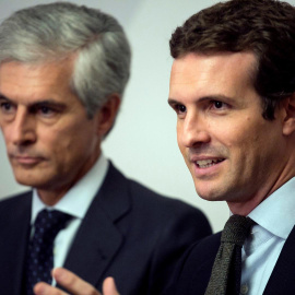 El presidente del PP, Pablo Casado (d), junto a su número dos al Congreso por Madrid, Adolfo Suárez Illana (i). EFE