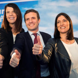 10/01/2019.- El presidente del Partido Popular, Pablo Casado (c), y las candidatas del PP al Gobierno de Cantabria, Ruth Beitia (i), y a la alcaldÍa de Santander, Gema Igual (d), durante la presentación de las candidaturas que se ha celebrado hoy en la 
