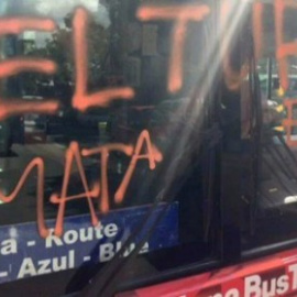 Imagen de la pintada realizada en el frontal del autobús. Twitter