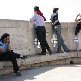 Un grupo de turistas se hace fotos en una de las torres de la catedral de Valencia. 19/01/2017.