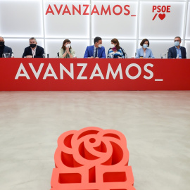 De izquierda a derecha, Alfonso Rodríguez Gómez de Celis, Santos Cerdán, Cristina Narbona, Pedro Sánchez, Adriana Lastra, Mª Luz Martínez Seijo, y Javier Izquierdo Roncero, en una reunión de la Comisión Ejecutiva Federal del PSOE, en la sede de la