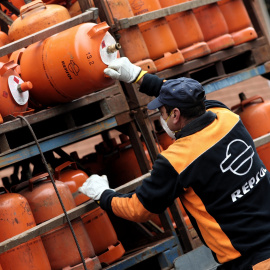 17/01/22-Un butanero coge una bombona de butano en Madrid (España), a 18 de marzo de 2020.