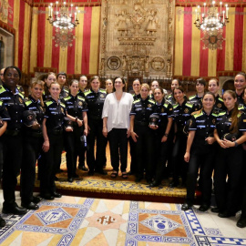 Las nuevas agentes de la Guardia Urbana en el Saló de Cent del ayuntamiento. / AYUNTAMIENTO DE BARCELONA