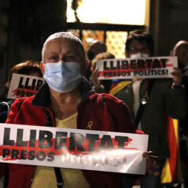 Una manifestant sostenint un cartell amb el text 'Llibertat presos polítics' a la concentració contra les detencions de la Guàrdia Civil el 28 d'octubre a Barcelona. ACN/Gerard Artigas