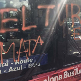 Estat en que va quedar el bus turístic.