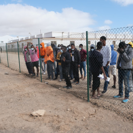 Varios inmigrantes, en el campamento de acogida de El Matorral, en Puerto del Rosario, Fuerteventura, Canarias (España), a 16 de marzo de 2021