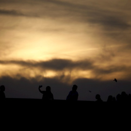 Varias personas en el puente romano de Córdoba.