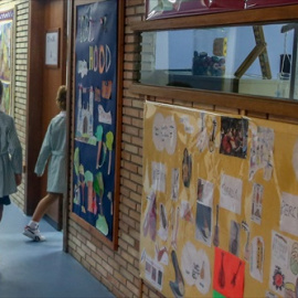 Dos niños entran en una clase del colegio Virgen de Europa durante el primer día de clase del curso 2021-22, a 6 de septiembre de 2021, en Boadilla del Monte, Madrid.