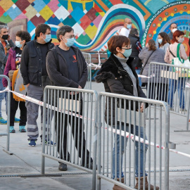 29/10/2020.- Varias personas esperan su turno para participar en el cribado masivo que ha comenzado este jueves en Manresa (Barcelona).