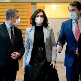 El presidente de Castilla La Mancha, Emiliano García Page; la presidenta de la Comunidad de Madrid, Isabel Díaz Ayuso; y el presidente de Castilla y León, Alfonso Fernández Mañueco, conversan durante su encuentro en Ávila