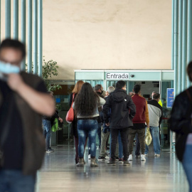 27/10/2020.- Varias personas hacen cola para entrar en el Hospital del Mar de Barcelona.