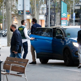 David Madí arriba a l'edifici d'Aigües de Catalunya en un cotxe amb agents de la Guàrdia Civil. Blanca Blay | ACN