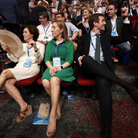 Los candidatos a presidir el Partido Popular Soraya Sáez de Santamaría (i) y Pablo Casado (d), acompañados de la presidenta del Congreso de los Diputados, Ana Pastor (c), durante el inicio de la celebración del Congreso Nacional del Partido Popular, q