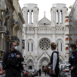 Agentes de la policía francesa aseguran la calle cerca de la entrada de la iglesia Basílica de Notre Dame en Niza, Francia, el 29 de octubre de 2020, luego de un ataque con cuchillo.