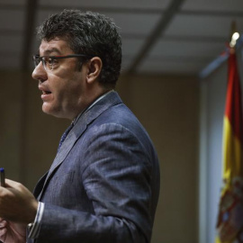 El ministro de Energía, Turismo y Agenda Digital, Álvaro Nadal, durante la rueda de prensa en la que ha anunciado la decisión del Gobierno de denegar la autorización de funcionamiento de la central nuclear de Garoña (Burgos). EFE/Emilio Naranjo