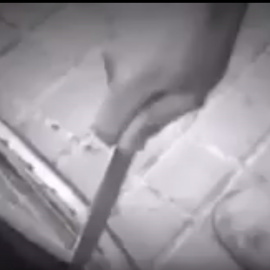 Imatge d'Arran on s'aprecia com punxen una roda amb un ganivet.