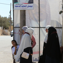 Mujeres jordanas se reúnen fuera de un centro electoral en Amman, Jordania, durante las elecciones legislativas de septiembre de 2016 /AFP (Khalil Mazraawi)