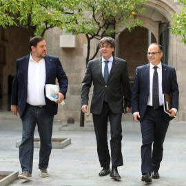 El presidente de la Generalitat, Carles Puigdemont, el vicepresidente del Govern y conseller de Economía, Oriol Junqueras, y el conseller de la presidencia, Jordi Turull, llegan a la última reunión semanal del Govern. EFE/Toni Albir