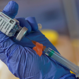 Una sanitaria prepara una dosis de la vacuna de Astrazeneca en Valladolid durante la reanudación este miércoles de la vacunación tras la suspensión cautelar de la misma debido a los problemas que había ocasionado en algunos de los vacunados contra la