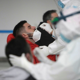 Una sanitaria realiza una PCR