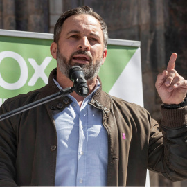 El líder de Vox, Santiago Abascal (2i), comparece ante la prensa este jueves en Murcia. Abascal ha afirmado que la moción de censura en Murcia es "incomprensible e antinacional" y ha acusado al PP de irresponsable por no disolver ayer la Asamblea Region