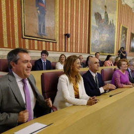 El alcalde de Sevilla, Juan Espadas, y su equipo, durante un Pleno. Europa Press
