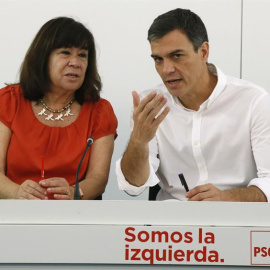 El secretario general del PSOE, Pedro Sánchez, junto a Cristina Narbona, en la reunión de la Ejecutiva Federal del partido.- EFE