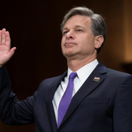Imagen de archivo de Christopher Wray mientras jura antes de testificar ante el Comité Judicial del Senado durante su primera audiencia de nominación como próximo director del FBI, en el Capitolio. EFE/Michael Reynolds