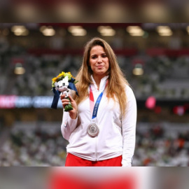esta-atleta-polaca-subasta-su-medalla-de-plata-en-tokio-para-salvar-la-vida-de-un-nino