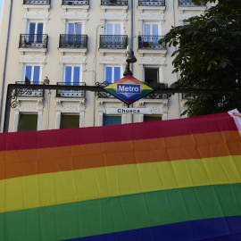 Bandera LGTBI en el barrio de Chueca durante la celebración del Día Internacional del Orgullo LGTBI, a 28 de junio de 2021, en Madrid.