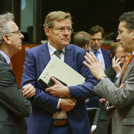 El ministro de Finanzas de Luxemburgo Pierre Gramegna conversa con el ministro de Finanzas belga Johan Van Overtveldt y el ministro de Finanzas holandés y presidente del Eurogrupo, Jeroen Dijsselbloem durante una reunión de ministros de Finanzas de la U