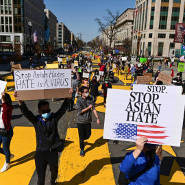Varias personas alzan sus pancartas en una protesta contra la oleada de racismo hacia los asiáticos en EEUU