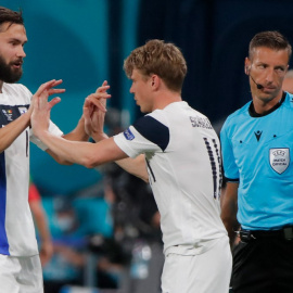 El jugador de fútbol de la selección de Finlandia Tim Sparv (izquierda), durante un partido de la Eurocopa, en junio de 2021.