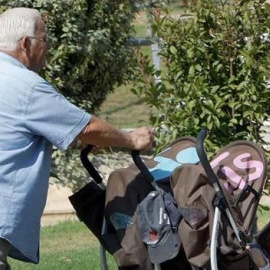 Los abuelos, sostén económico para las familias./ EFE