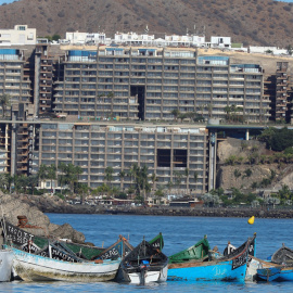 En la imagen, las pateras y los cayucos que se van acumulando en la punta del muelle de Arguineguín. EFE/ Elvira Urquijo A.