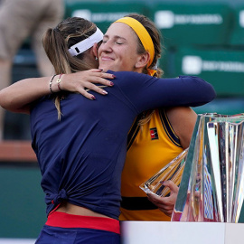 Paula Badosa (I) abraza a Victoria Azarenka (D) después de la final femenina en el torneo de tenis de Indian Wells en California, EE. UU. - Ray Acevedo / EFE