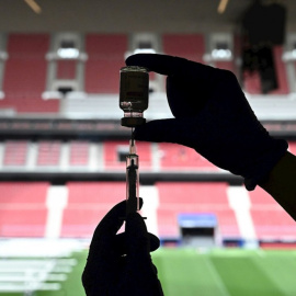 Una sanitaria prepara una dosis de la vacuna contra la Covid-19 en el estadio Wanda Metropolitano en Madrid. — Fernando Villar / EFE
