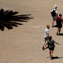 26/06/2019.- Varios turistas pasean por las calles de Palma de Mallorca bajo el intenso calor. La ola de calor, que desde hoy comienza a afectar a gran parte de la península y Baleares, ha activado la alerta amarilla en el sur, el interior y la Tramuntan
