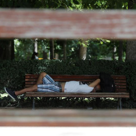 27/06/2019.- Un hombre descansa en un banco del parque de El Retiro, en Madrid. EFE/Juan Carlos Hidalgo