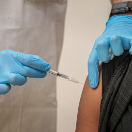 Un sanitario inyecta la vacuna para la covid-19 de Pfizer-BioNTech. — Biel Aliño / EFE