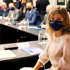 La vicepresidenta segunda del Gobierno, Yolanda Díaz, al comienzo de la reunión con el Foro Económico y Social de Galicia, este lunes 25 de octubre en Santiago de Compostela - Lavandeira jr. / EFE